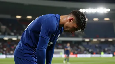L'AJ Auxerre a débuté sa saison de Ligue 1 par une défaite 5-2 à Lens, malgré les buts de Danny Namaso et Lamine Sy, et...
