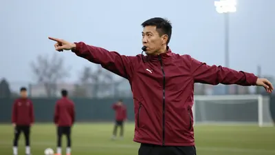 L'ancien défenseur luxembourgeois, qui avait qualifié le coach d'« surcoté » en avril, a assisté à une séance...